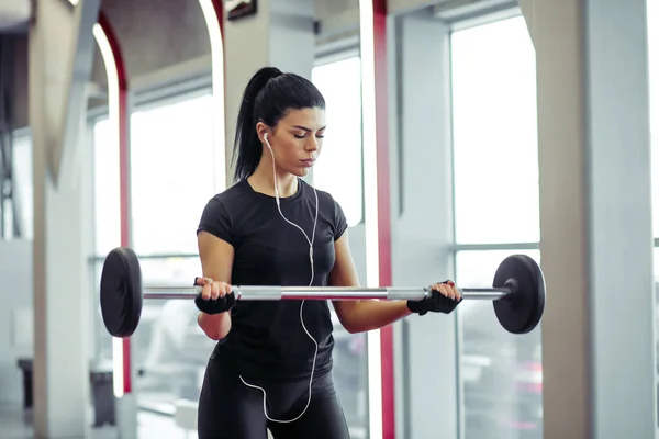 Fitness, primer plano de la mujer joven recoger para bíceps en el gimnasio — Foto de Stock