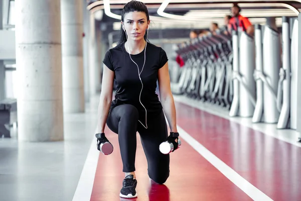 Súlyzó lökés nő edzés gyakorlat, egy láb split guggolás — Stock Fotó