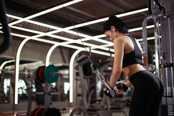 Spor salonunda göğüs kasları için güç kablosu kesen bir kadın. — Stok fotoğraf