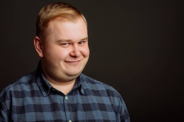 Siyah arka planda gülümseyen şişman adam