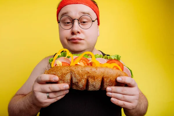 Dietetyczna porażka tłustego człowieka jedzącego fast food — Zdjęcie stockowe