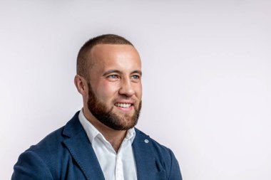 Takım elbiseli bir adam, başarılı bir anlaşmadan sonra keyfi yerinde, Grey 'de izole edilmiş.