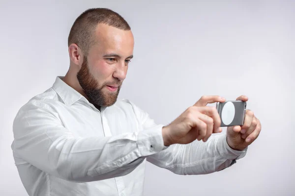 Guapo joven vestido con camisa tomando selfie aislado sobre fondo blanco —  Fotos de Stock