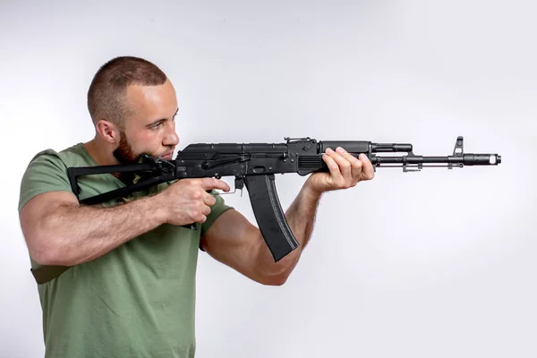 Hombre en ropa casual con rifle de francotirador apuntando aislado en blanco — Foto de Stock