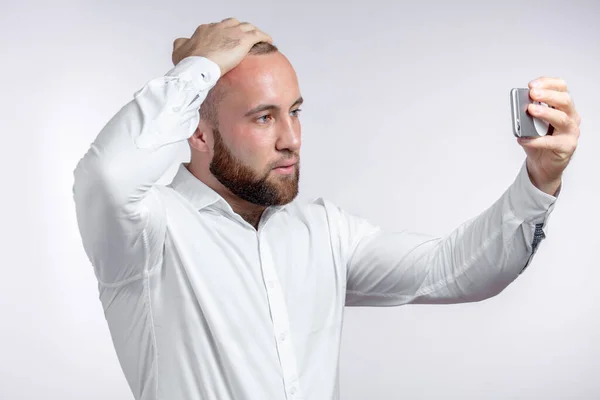 Guapo joven vestido con camisa tomando selfie aislado sobre fondo blanco — Foto de Stock