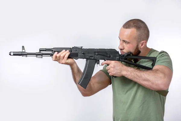 Homem em roupas casuais com rifle sniper visando isolado no branco — Fotografia de Stock