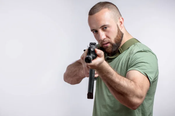Uomo in abiti casual con fucile da cecchino mirare isolato su bianco — Foto Stock