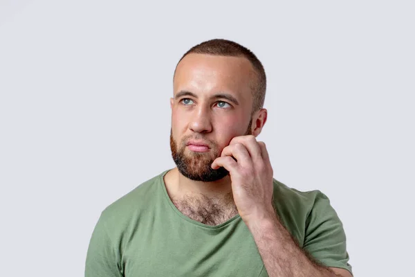 Retrato de un hombre barbudo pensativo de apariencia caucásica en ropa casual. — Foto de Stock