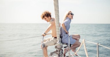 Karayip denizinde bir yatta gezinen genç çift.