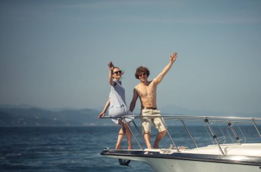 Mavi Deniz 'de beyaz yelkenli teknesi olan harika bir deniz manzarası. Boşluğu Kopyala ile kare fotoğraf.