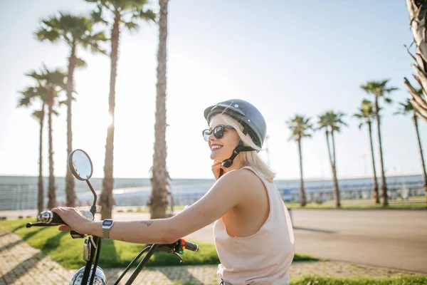 Jeune fille portant un casque et des lunettes de protection se trouve près du vélo électrique — Photo