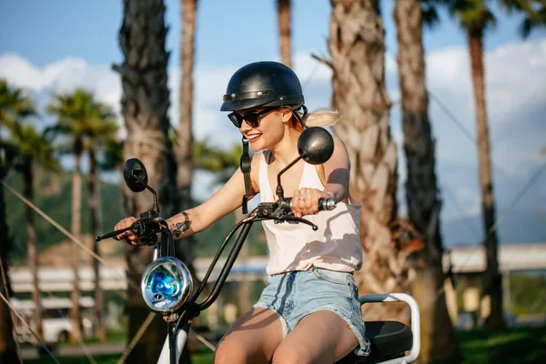 Touriste femelle faire un tour à explorer autour de la ville en vélo électrique — Photo