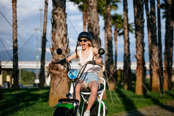 Turystka zwiedzająca miasto na rowerze elektrycznym — Zdjęcie stockowe