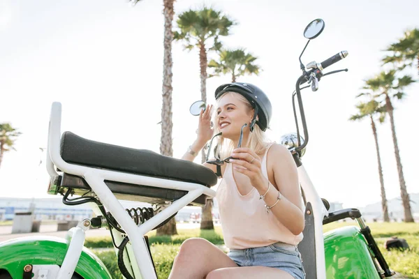 Mulher turista fazendo um passeio para explorar a cidade usando bicicleta elétrica — Fotografia de Stock