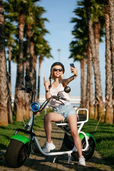 Mujeres con ciudad moderna e-bike eléctrica transporte urbano limpio y sostenible —  Fotos de Stock