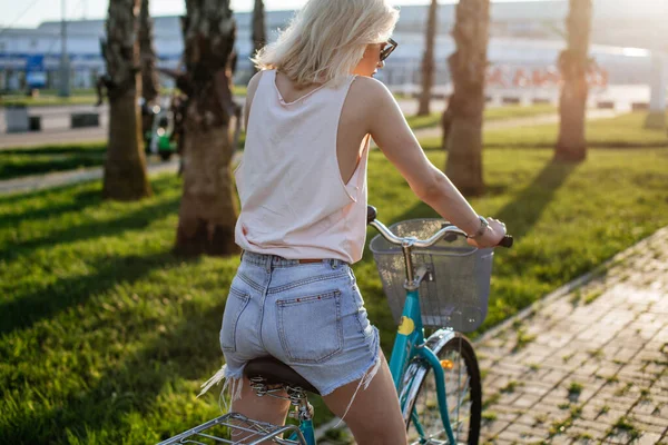 Mulher montando bicicleta de montanha no parque tropical — Fotografia de Stock