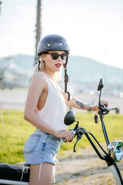 Turista femenina haciendo un recorrido por la ciudad en bicicleta eléctrica —  Fotos de Stock