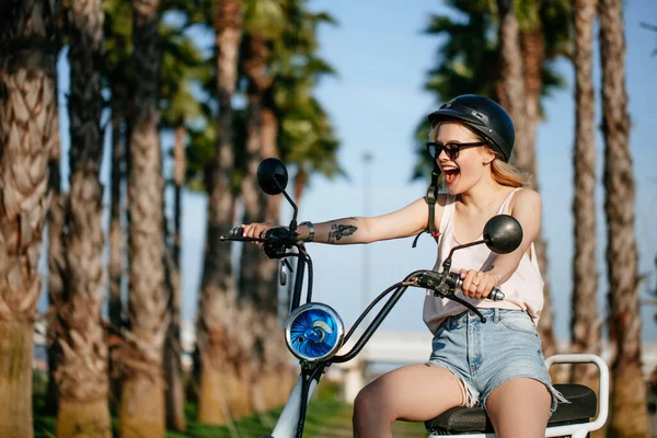 Mulheres com cidade moderna elétrica e-bike limpo transporte urbano sustentável — Fotografia de Stock