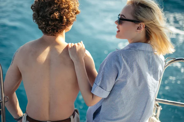 Jong stel Ontspannen op een jacht. Achteraanzicht van relativerende personen op zeilboot — Stockfoto