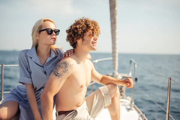 Молодая пара влюбленных расслабляется на яхт-бант, Путешествие концепции образа жизни — стоковое фото