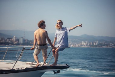 Mavi Deniz 'de beyaz yelkenli teknesi olan harika bir deniz manzarası. Boşluğu Kopyala ile kare fotoğraf.