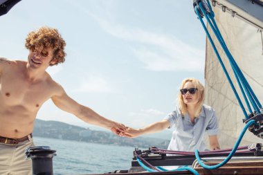 Mavi Deniz 'de beyaz yelkenli teknesi olan harika bir deniz manzarası. Boşluğu Kopyala ile kare fotoğraf.