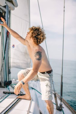 Özel yatta çalışan mürettebat üyesi.