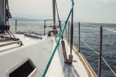 Okyanus seyahati sırasında Yat tutuşu