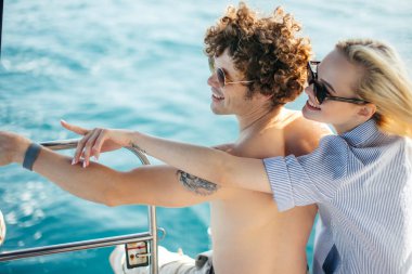 Karayip denizinde bir yatta gezinen genç çift.