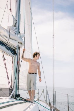 Özel yatta çalışan rew üyesi.