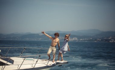 Mavi Deniz 'de beyaz yelkenli teknesi olan harika bir deniz manzarası. Boşluğu Kopyala ile kare fotoğraf.