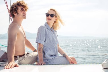 Mavi Deniz 'de beyaz yelkenli teknesi olan harika bir deniz manzarası. Boşluğu Kopyala ile kare fotoğraf.