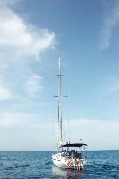 Flytande yacht med segel ner i lugnt hav. — Stockfoto