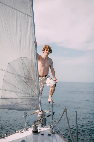 Hombre con el pelo muy rizado relajarse felizmente en el velero de vacaciones yate — Foto de Stock