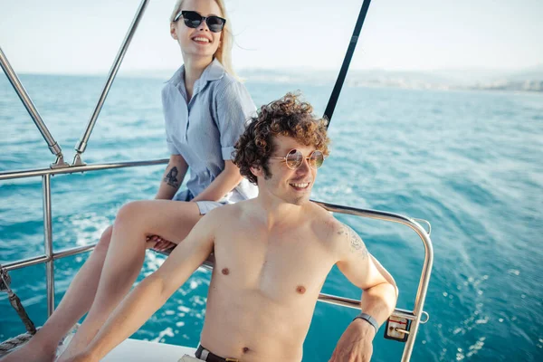 Pareja joven navegando en un yate en el mar Caribe — Foto de Stock