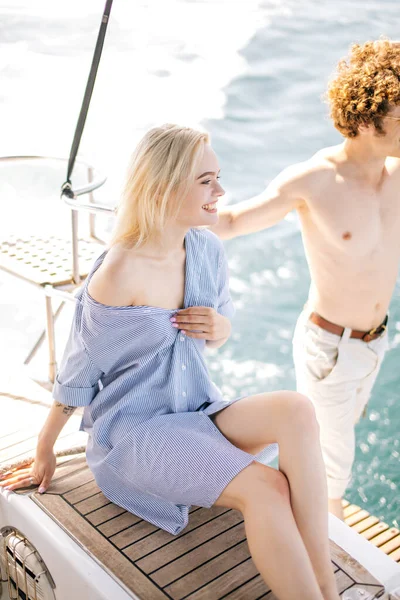 Jovem casal feliz no amor sorrindo e desfrutando de viagem de iate no mar. — Fotografia de Stock