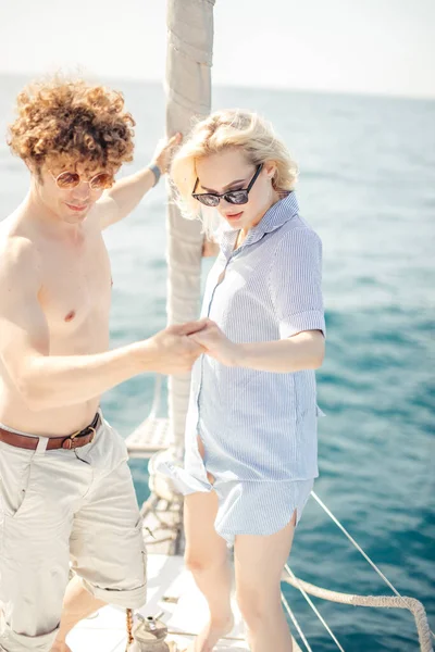 Zarte und attraktive erwachsene Hündin, die Zeit mit ihrem Liebhaber auf einem Boot verbringt. — Stockfoto