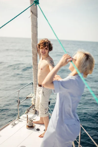 Zarte und attraktive erwachsene Hündin, die Zeit mit ihrem Liebhaber auf einem Boot verbringt. — Stockfoto
