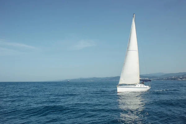Yacht med vita segel på lugna havet i god solig dag. — Stockfoto