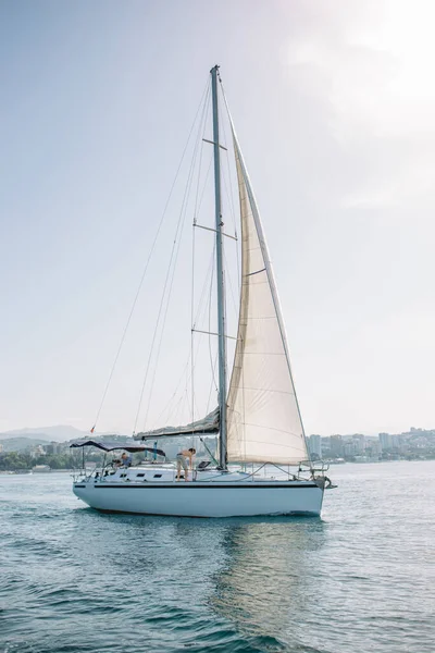 Yacht med vita segel på lugna havet i god solig dag. — Stockfoto