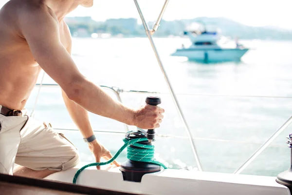 Capitão veleiro trabalhando no barco com guincho em um veleiro. — Fotografia de Stock