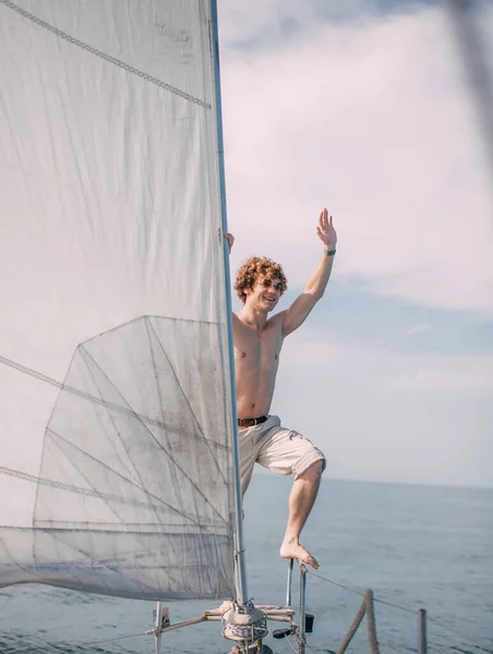 Hombre con el pelo muy rizado relajarse felizmente en el velero de vacaciones yate — Foto de Stock