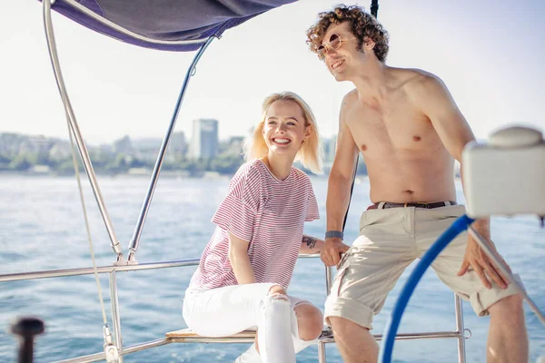 Vacaciones marinas de pareja alegre en yate de placer. Viviendo una vida feliz. — Foto de Stock