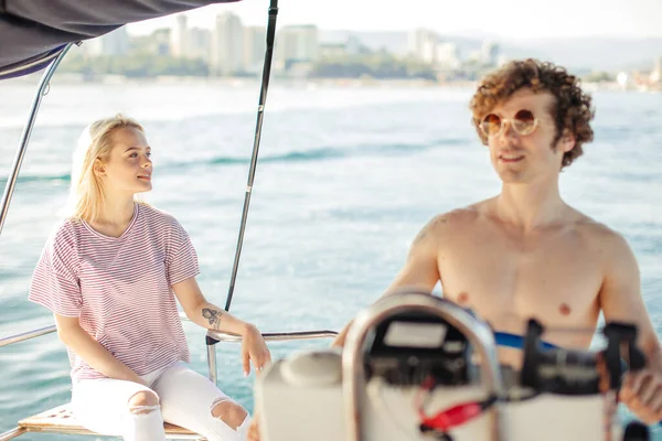 Concepto de vacaciones, vela, turismo, viajes y personas. — Foto de Stock