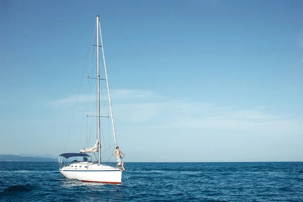 Bateau flottant avec voiles vers le bas dans la mer calme. — Photo