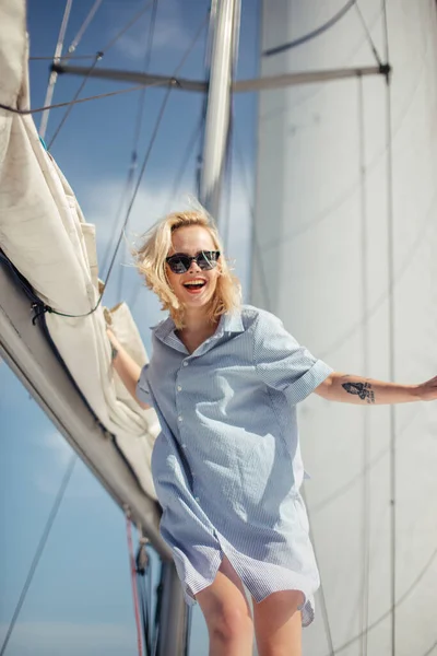 Giovane donna caucasica godendo viaggio sul ponte yacht a vela il mare. — Foto Stock