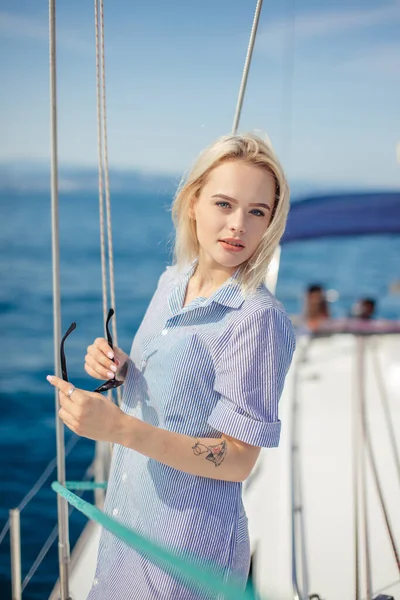 Mladý kavkazský žena těší cestu na jachtě palubě plachtění na moři. — Stock fotografie