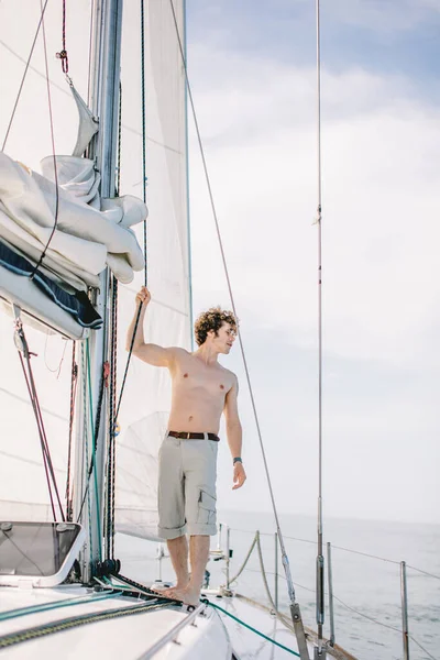 Özel yatta çalışan rew üyesi.