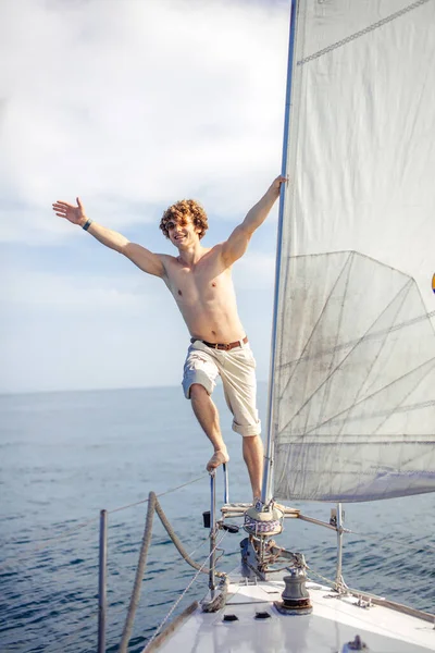 Hombre con el pelo muy rizado relajarse felizmente en el velero de vacaciones yate — Foto de Stock