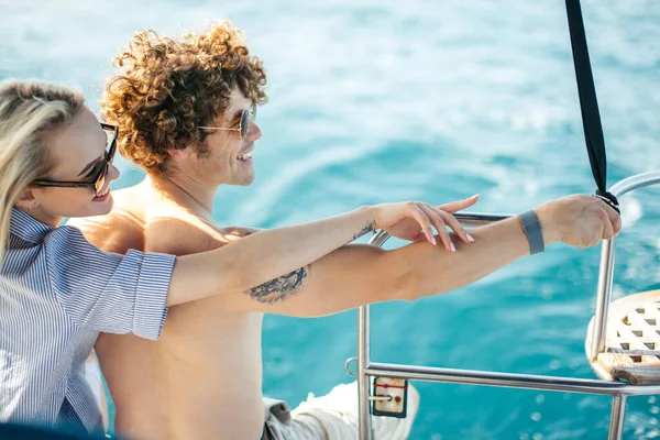Pareja joven navegando en un yate en el mar Caribe — Foto de Stock